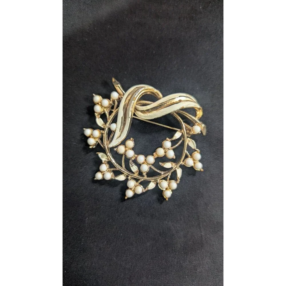 Coro Gold Tone Enamel & Faux Pearl Floral Wreath Brooch Pin Vintage 2